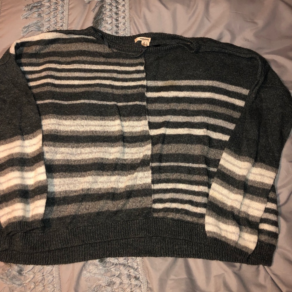 Grey and silver wool cropped sweater.